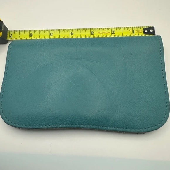 Leather Keecie wallet with a silkscreen of a cat chasing a bird on the inside - Picture 14 of 16